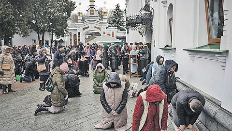 Темные силы лавры гнетут...